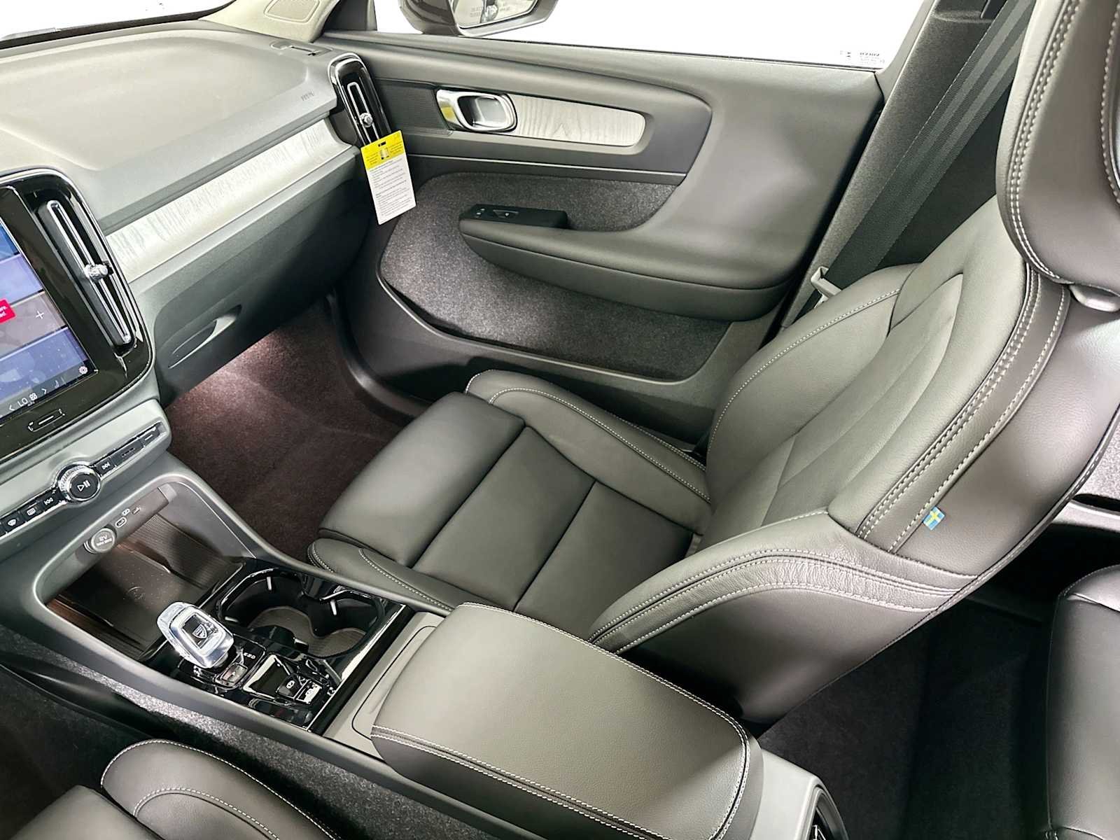 2025 Volvo XC40 Plus - Photo 19