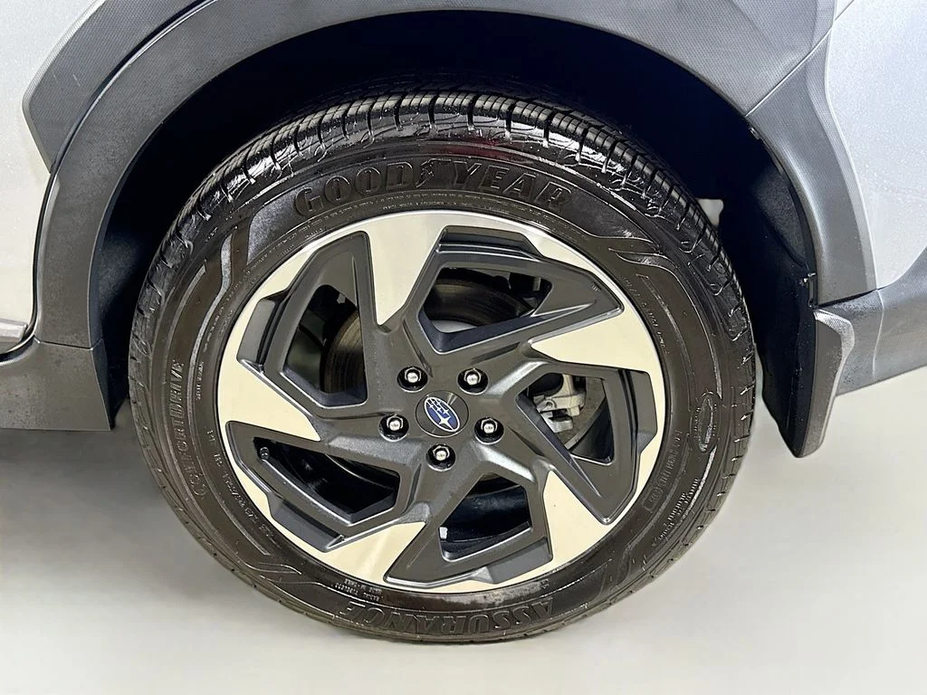 Used 2024 Ice Silver Metallic Subaru Limited image 9
