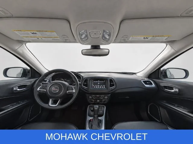 Used 2021  Jeep Latitude image 14