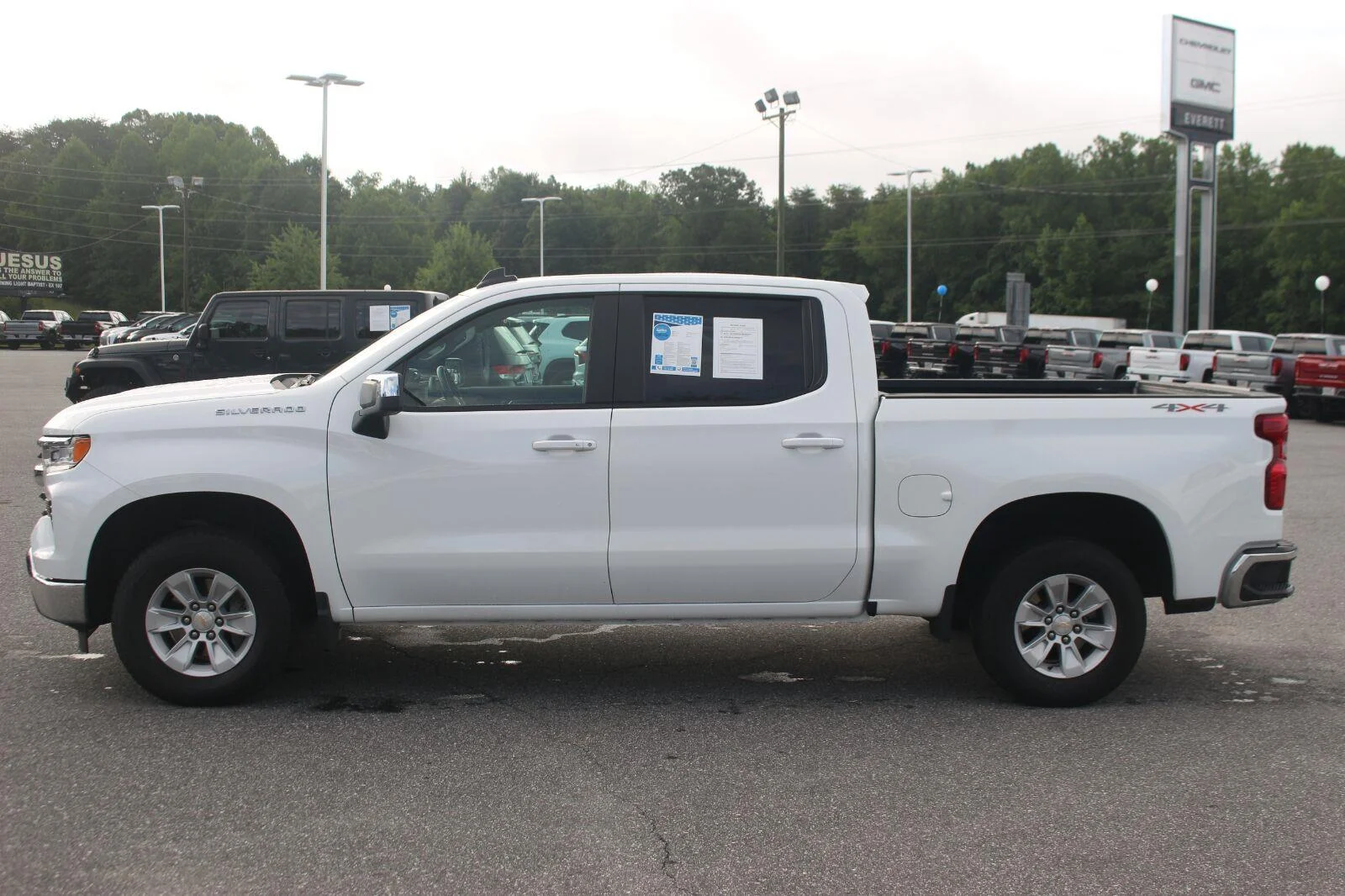 Used 2025 Summit White Chevrolet LT image 4