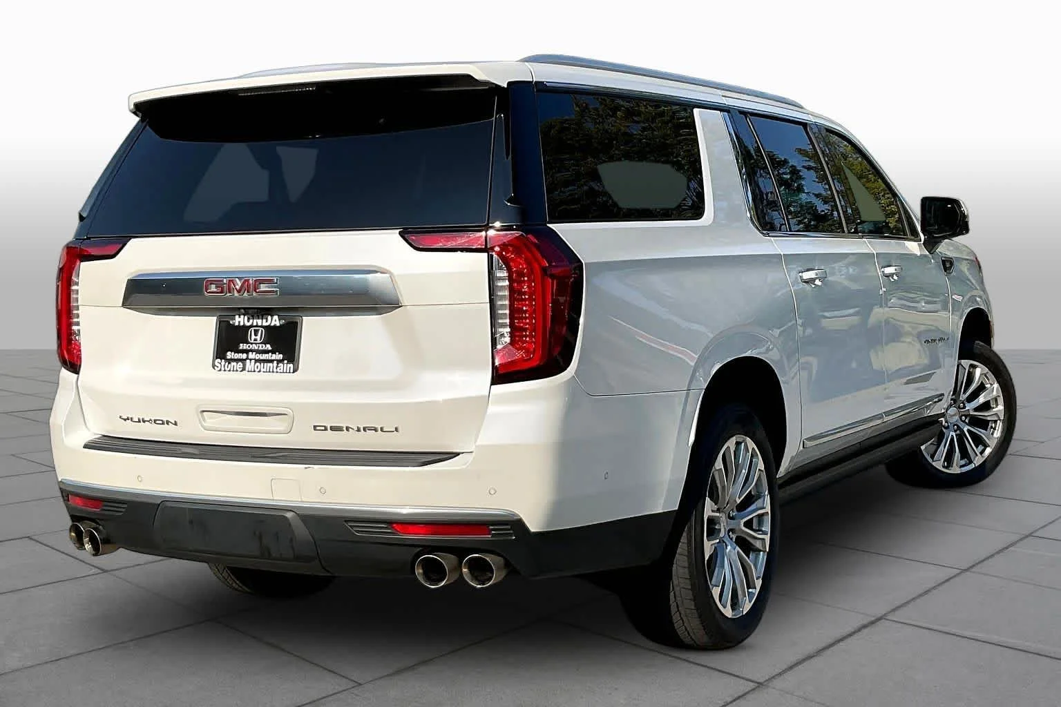 Used 2024 White Frost Tricoat GMC Denali image 13