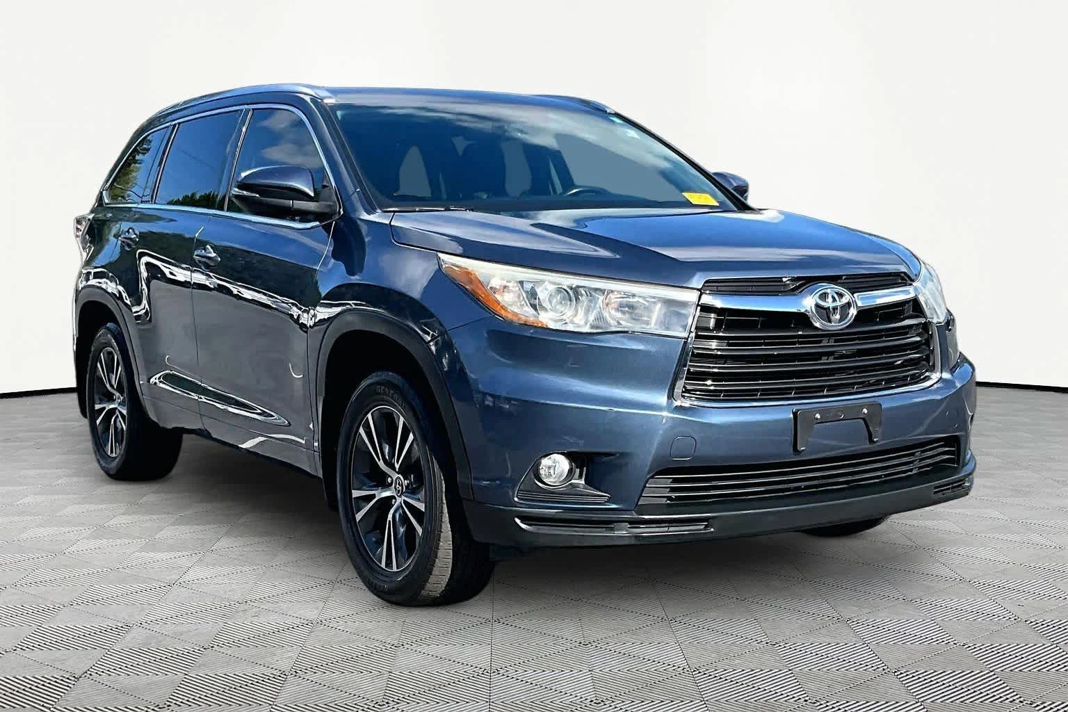 Used 2016 Shoreline Blue Pearl Toyota XLE image 3