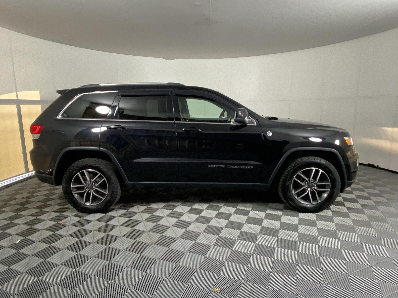 Used 2020 Diamond Black Crystal Pearlcoat Jeep North image 3