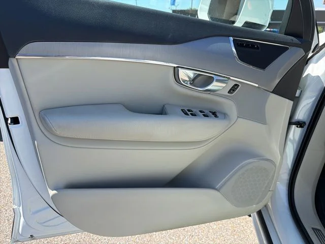 Used 2021 White Volvo T5 Momentum image 10