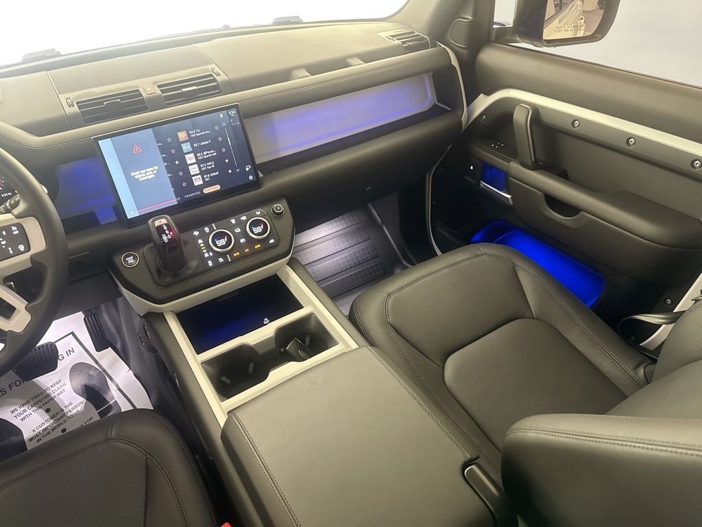Used 2025 White Land Rover X-Dynamic SE image 22