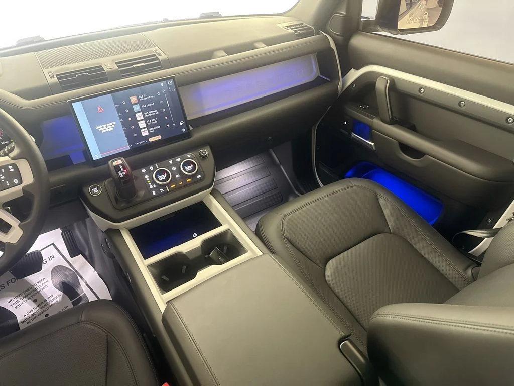 Used 2025 White Land Rover X-Dynamic SE image 22