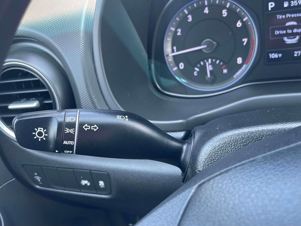 Used 2020 Silver Hyundai SE image 22
