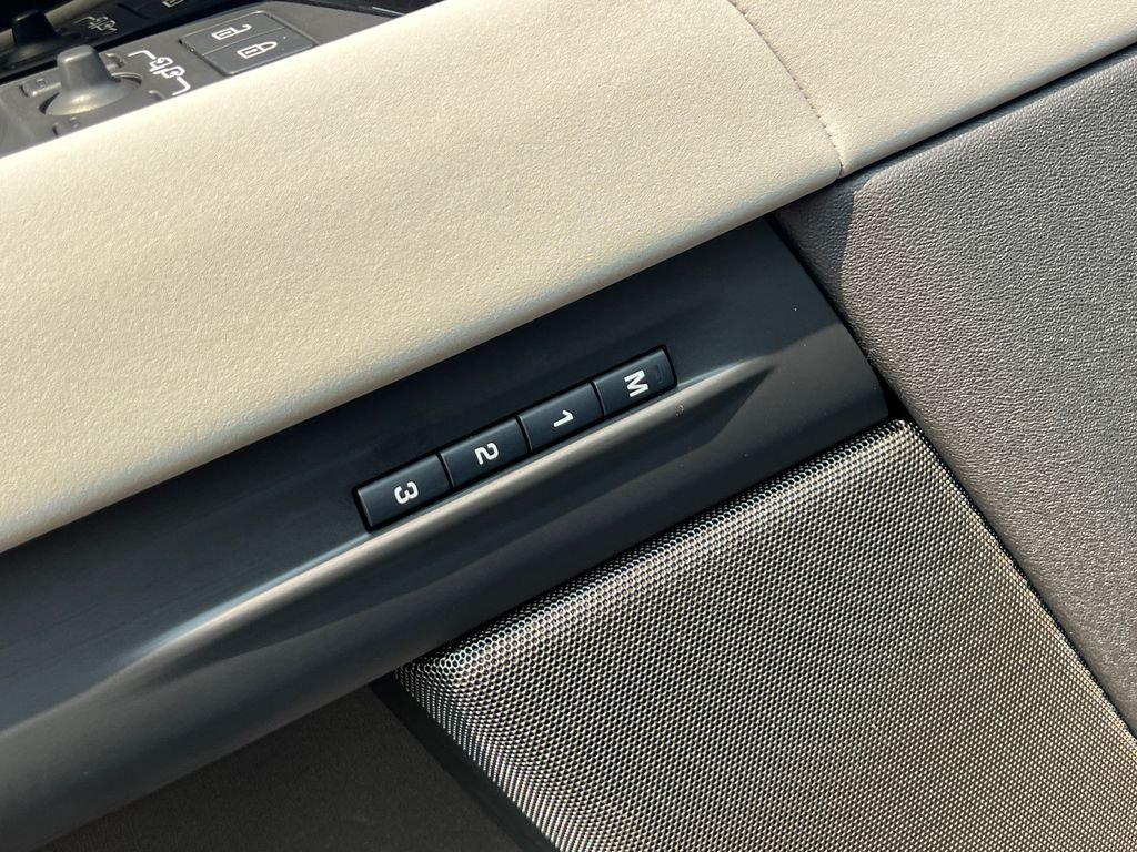 Used 2024  Land Rover Dynamic image 12