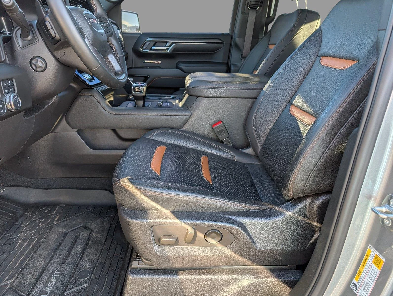 Used 2025 Sterling Metallic GMC AT4 image 3
