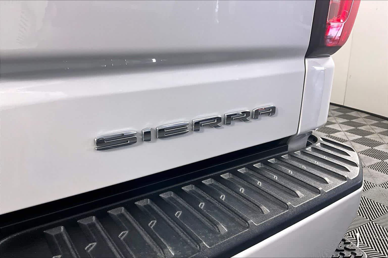 Used 2024 White Frost Tricoat GMC Denali Ultimate image 31
