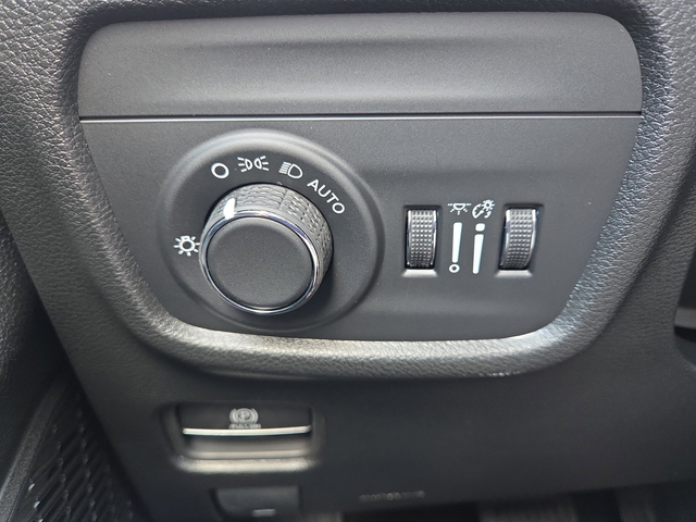 New 2025 Baltic Gray Metallic Clearcoat Jeep Altitude X image 25