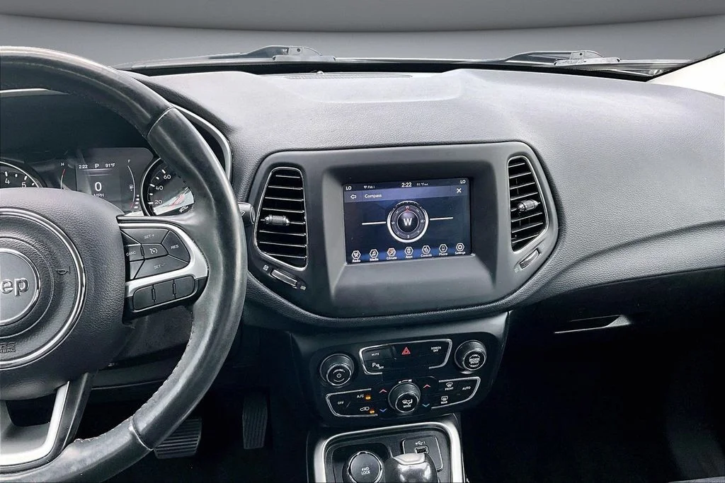 Certified Used 2019 Silver Jeep Latitude image 9