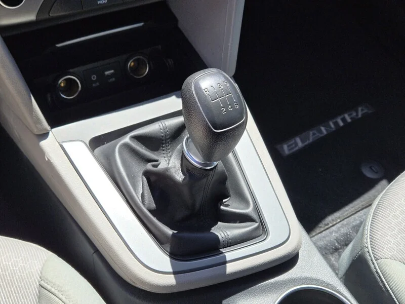 Used 2017 Quartz White Pearl Hyundai SE image 19
