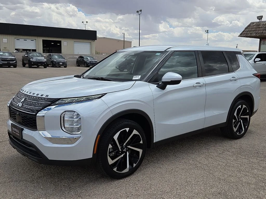 2022 Mitsubishi Outlander ES FWD's photo