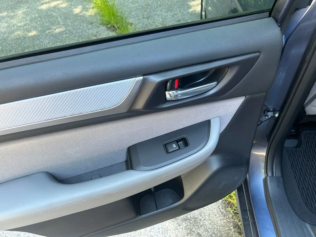 Used 2018 Blue Subaru 2.5i Premium image 25