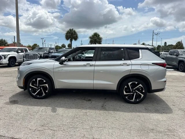 Used 2023 White Mitsubishi SE image 6