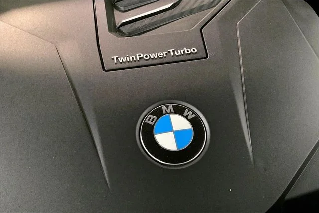 Used 2021 Arctic Grey Metallic BMW sDrive40i image 32