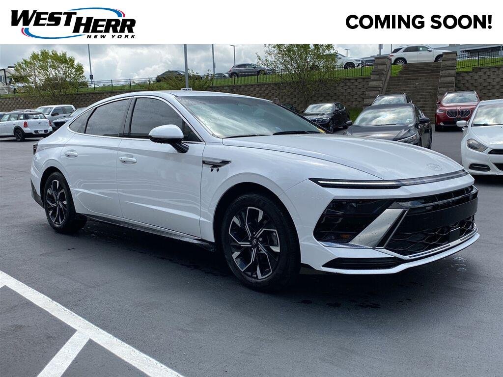 Used 2025  Hyundai  image 1