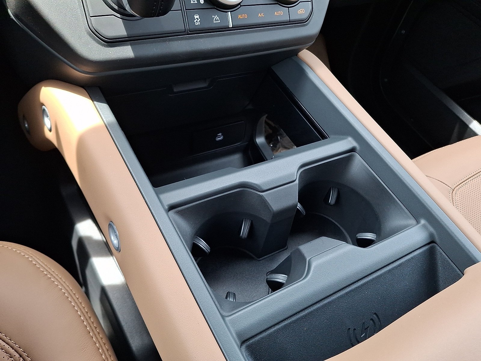 New 2026 Woolstone Green LAND ROVER X-Dynamic SE image 16