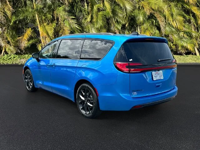 New 2026 Hydro Blue Pearl-Coat Exterior Paint Chrysler Select image 3