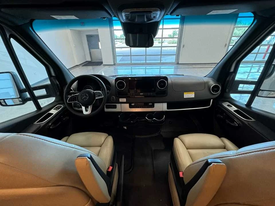 New 2025 Hightech Silver Premium Metallic AIRSTREAM  image 29