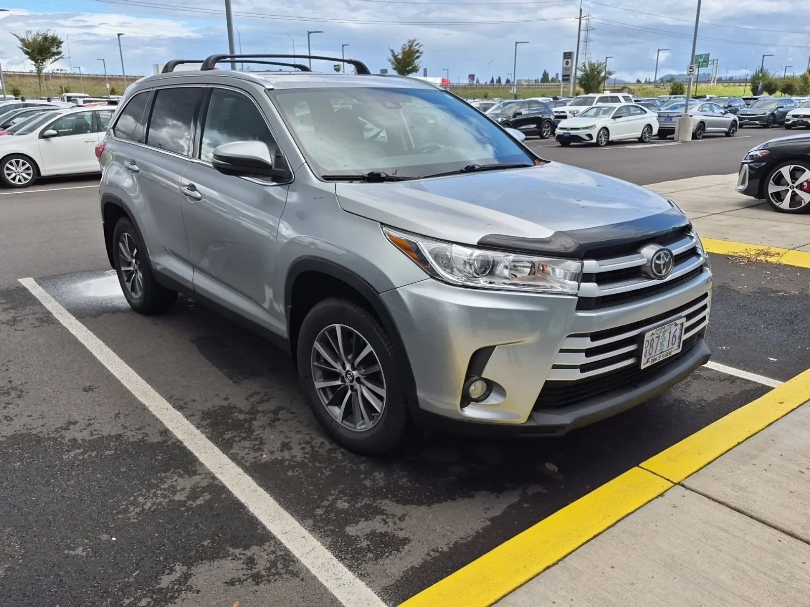 Used 2019 Silver Toyota XLE image 6
