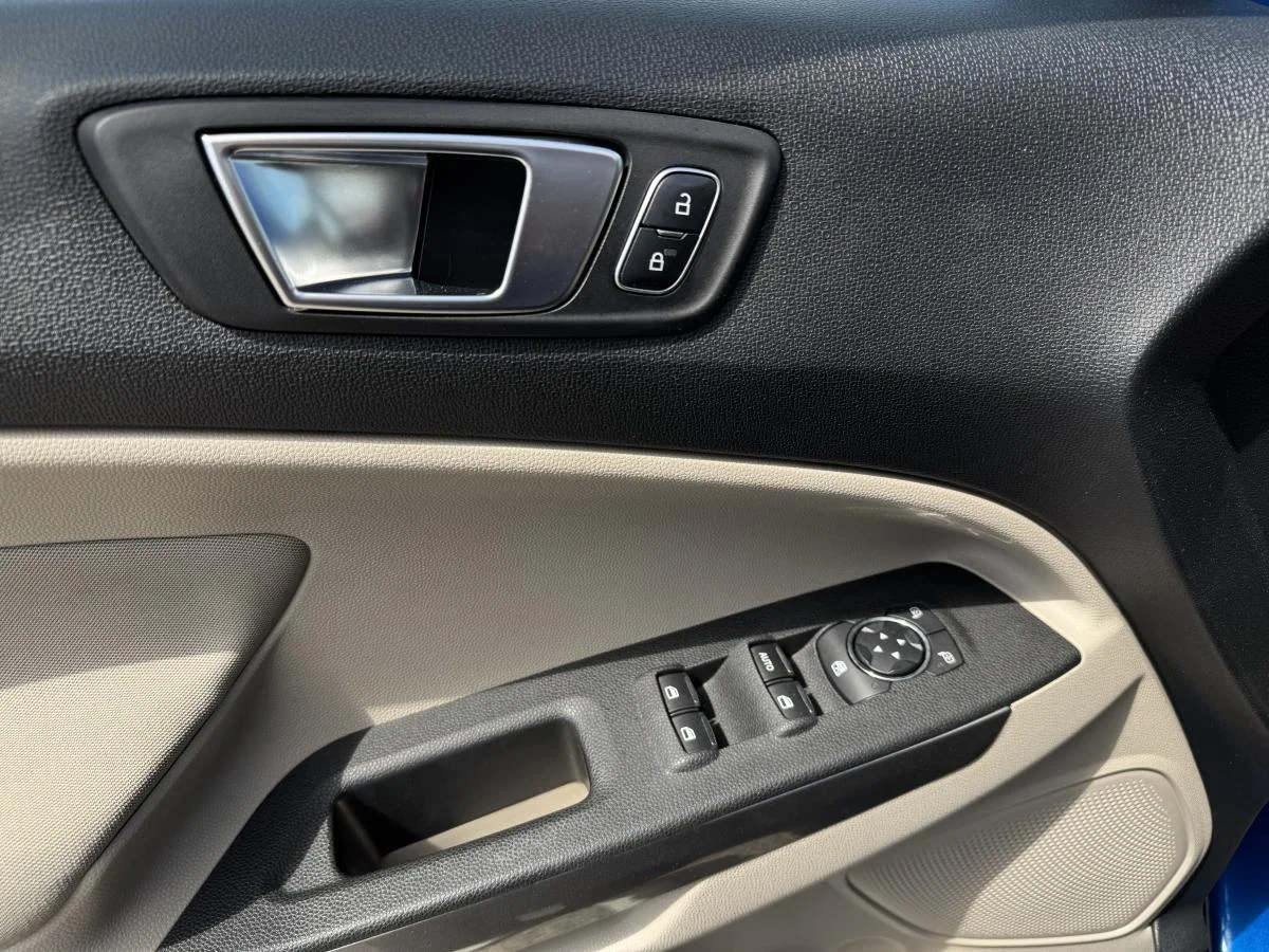 Used 2018 Blue Ford SE image 14
