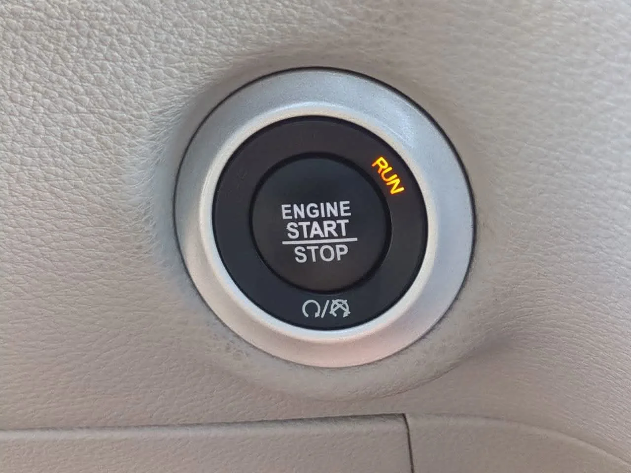 Used 2024 Bright White Clearcoat Chrysler Hybrid Select image 27