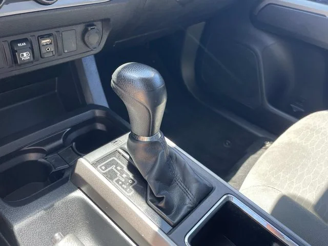 Used 2018 White Toyota SR5 image 31