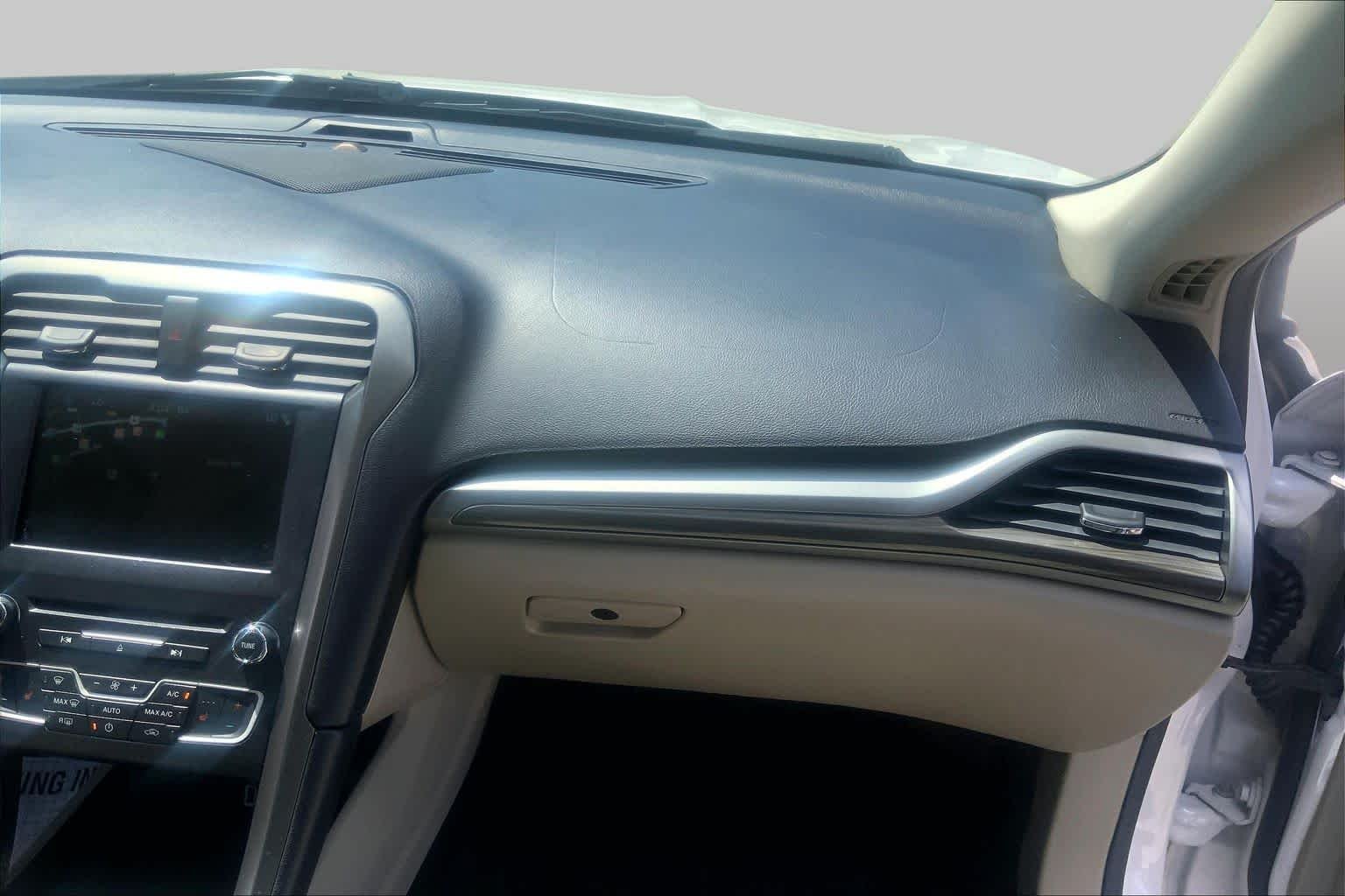 Used 2017 White Platinum Metallic Tri-Coat Ford SE image 18