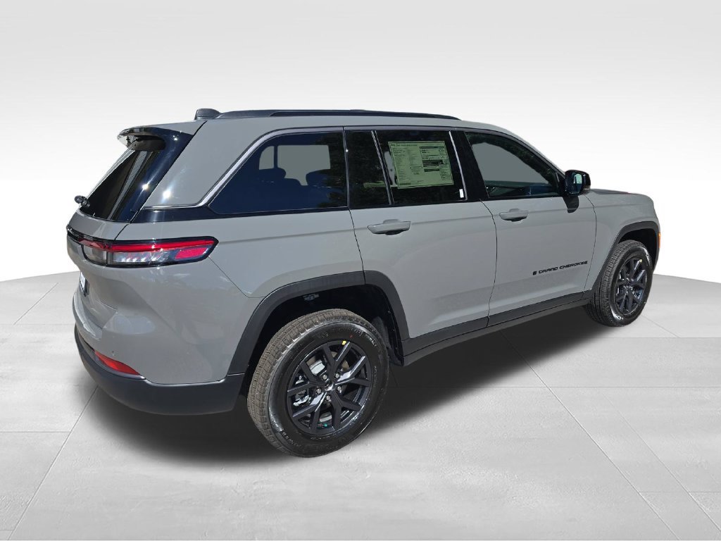 New 2027 Gray Jeep Laredo Altitude image 5