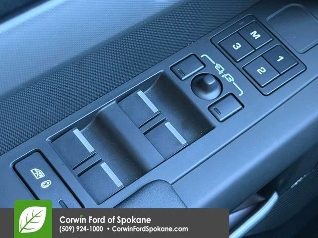 Used 2025  Land Rover X-Dynamic SE image 22
