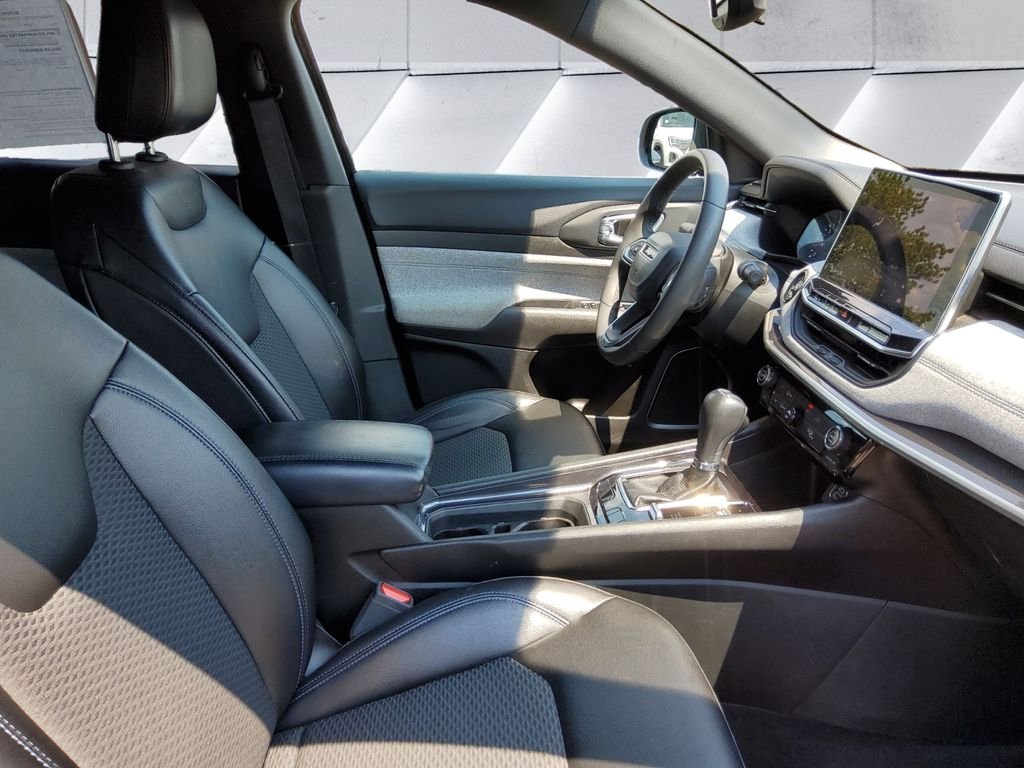 Used 2024 Black Jeep Latitude image 13