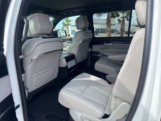 New 2026 Bright White Clear-Coat Exterior Paint Jeep Summit Obsidian image 9
