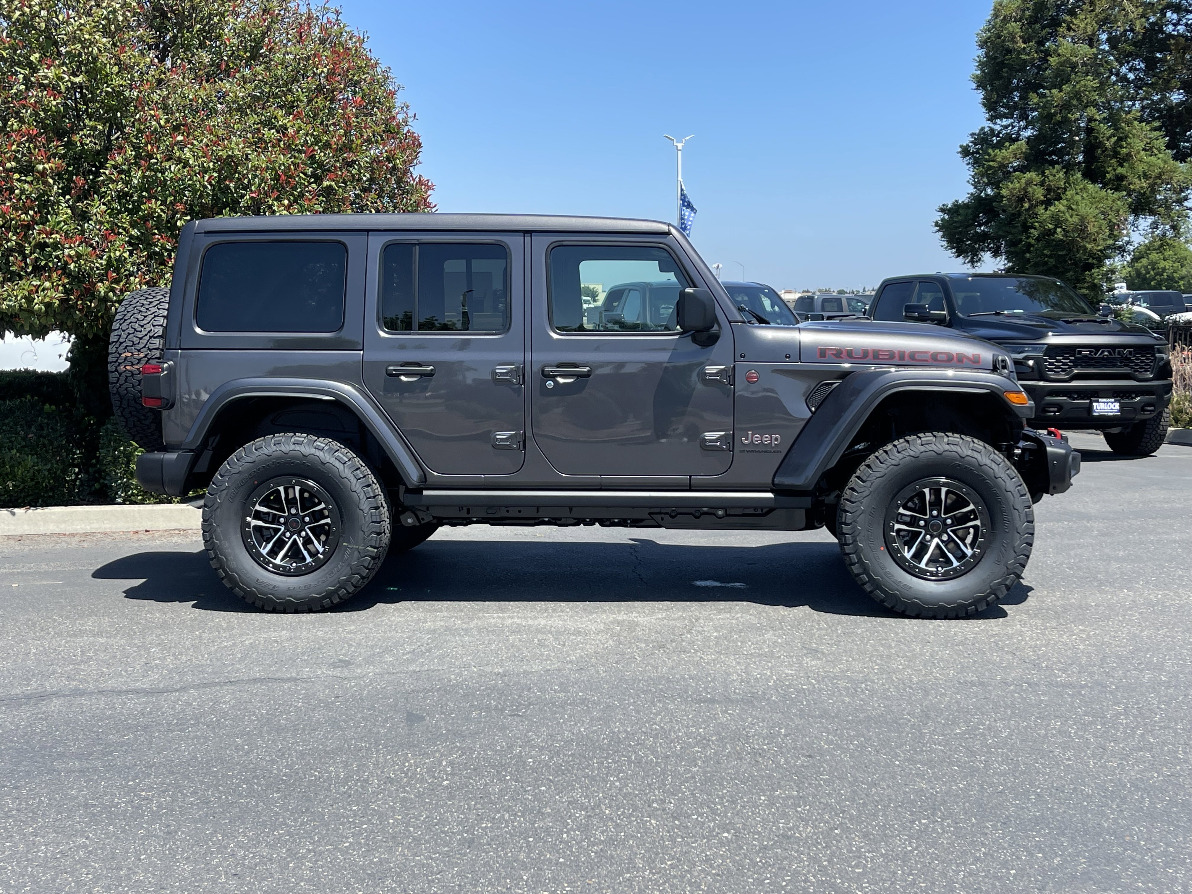 New 2026 Granite Crystal Metallic Clear-Coat Exterior Paint Jeep Rubicon X image 5