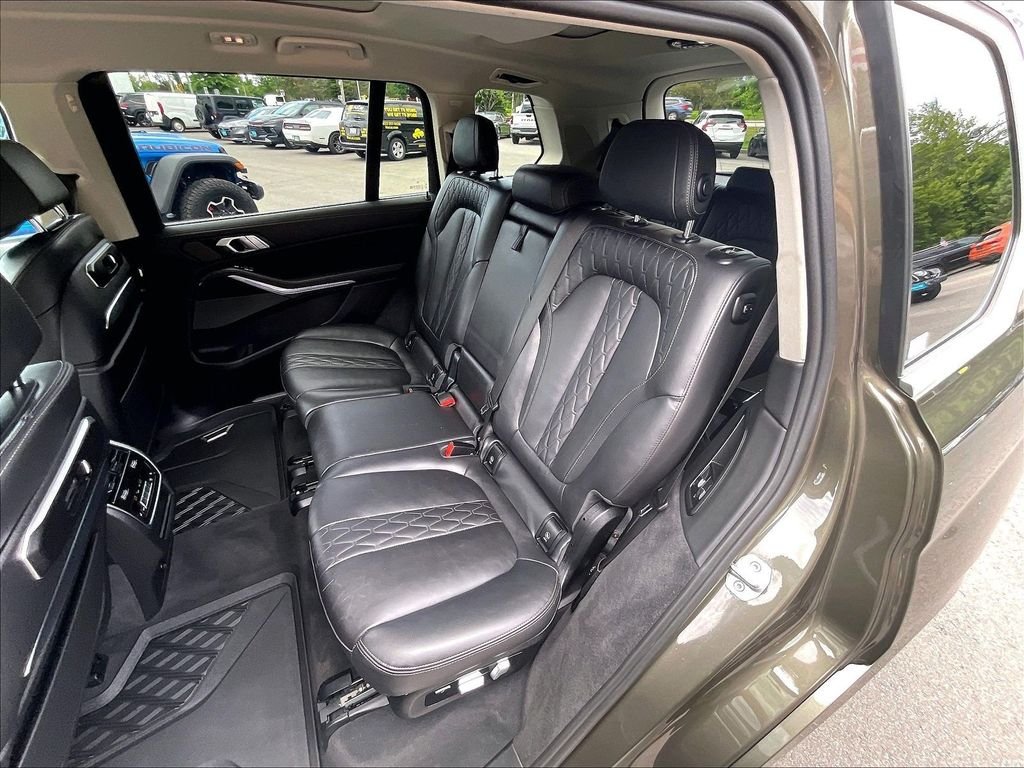 Used 2024 Green BMW xDrive40i image 26