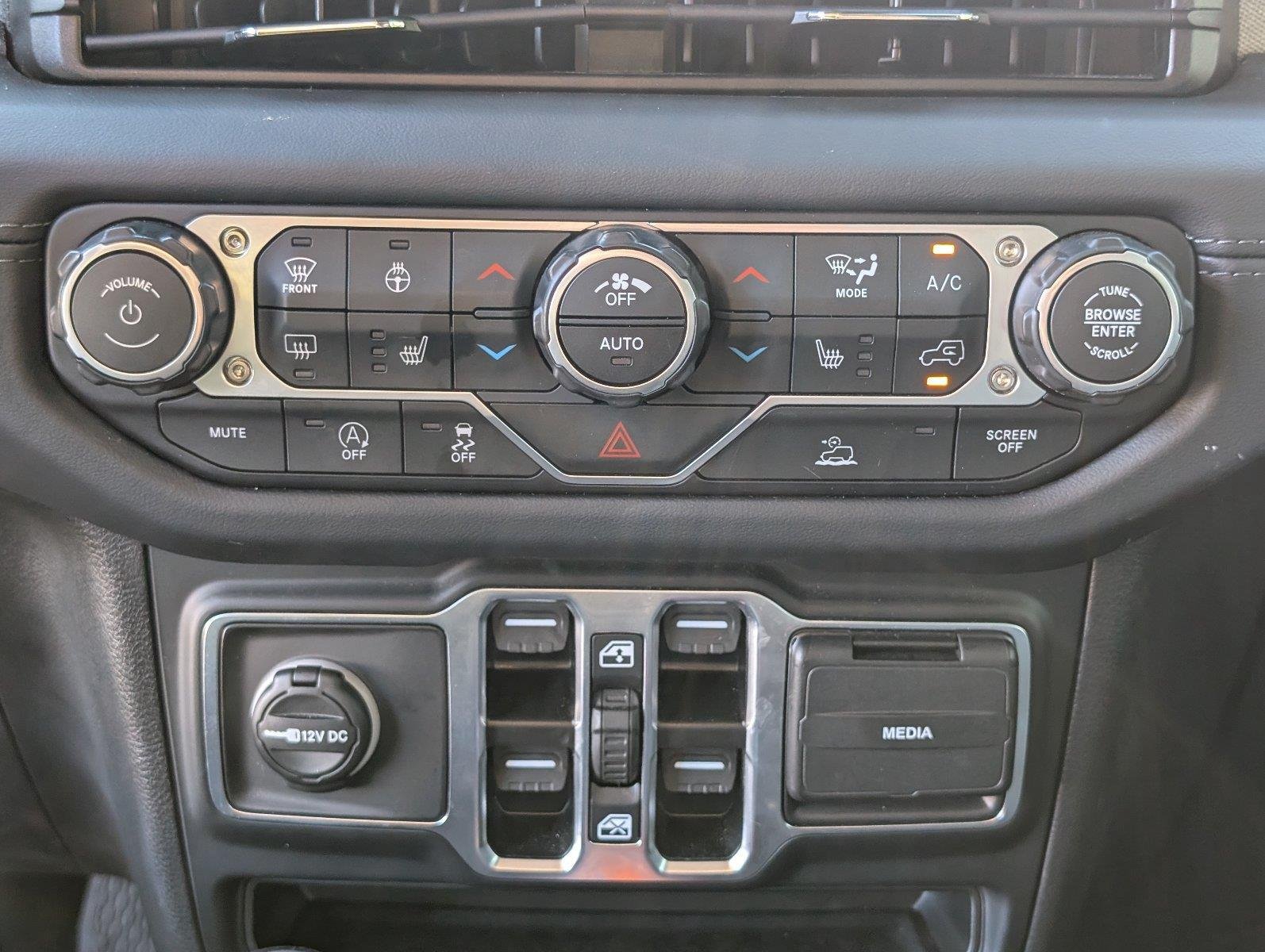Used 2026 Anvil Clearcoat Jeep Sahara image 24