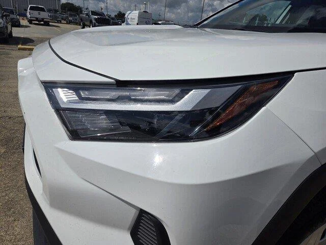 Used 2025 Ice Cap Toyota LE image 10