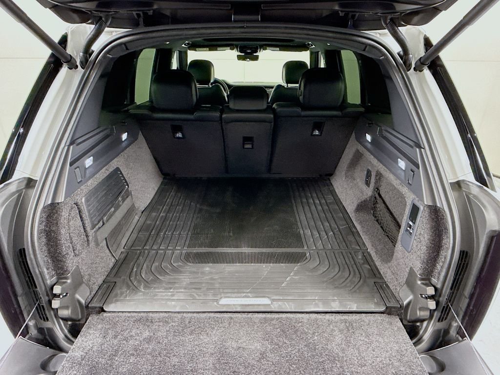 New 2026 Fuji White Land Rover SE image 28