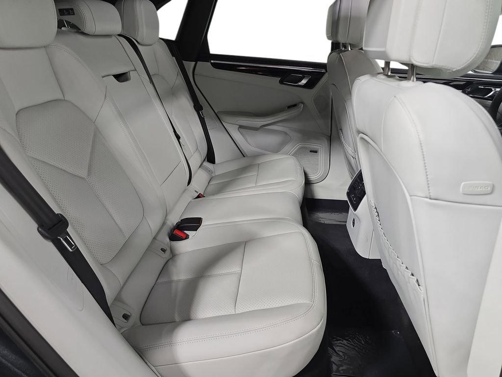 2026 Porsche Macan T - Photo 26