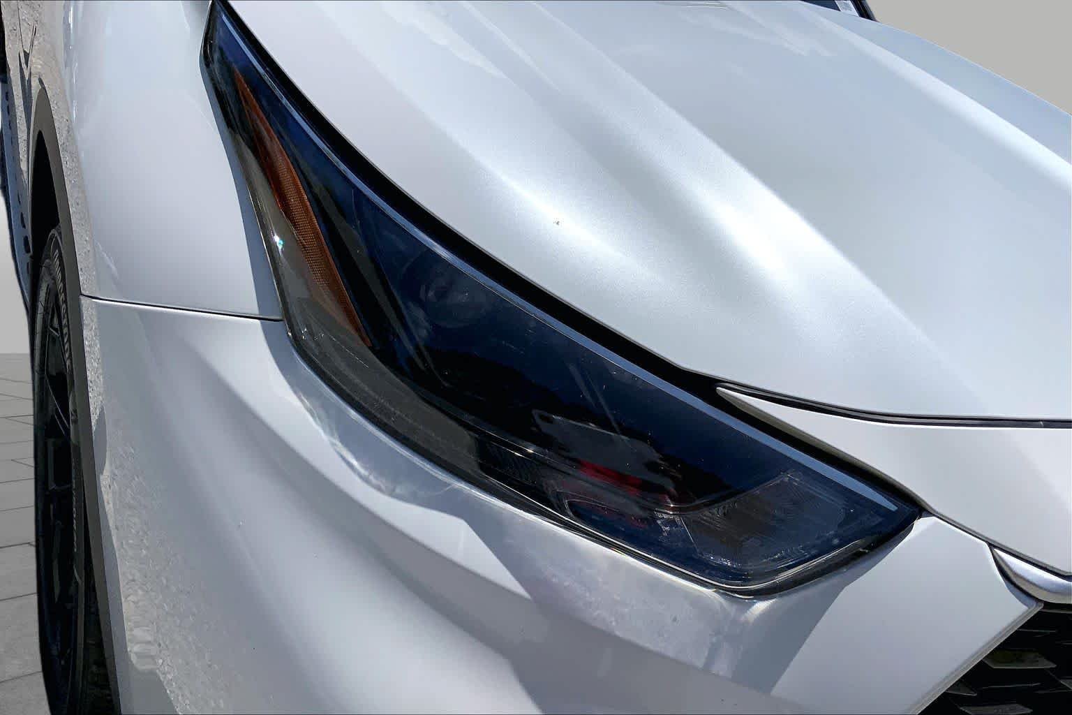 Used 2022 Wind Chill Pearl Toyota LE image 27