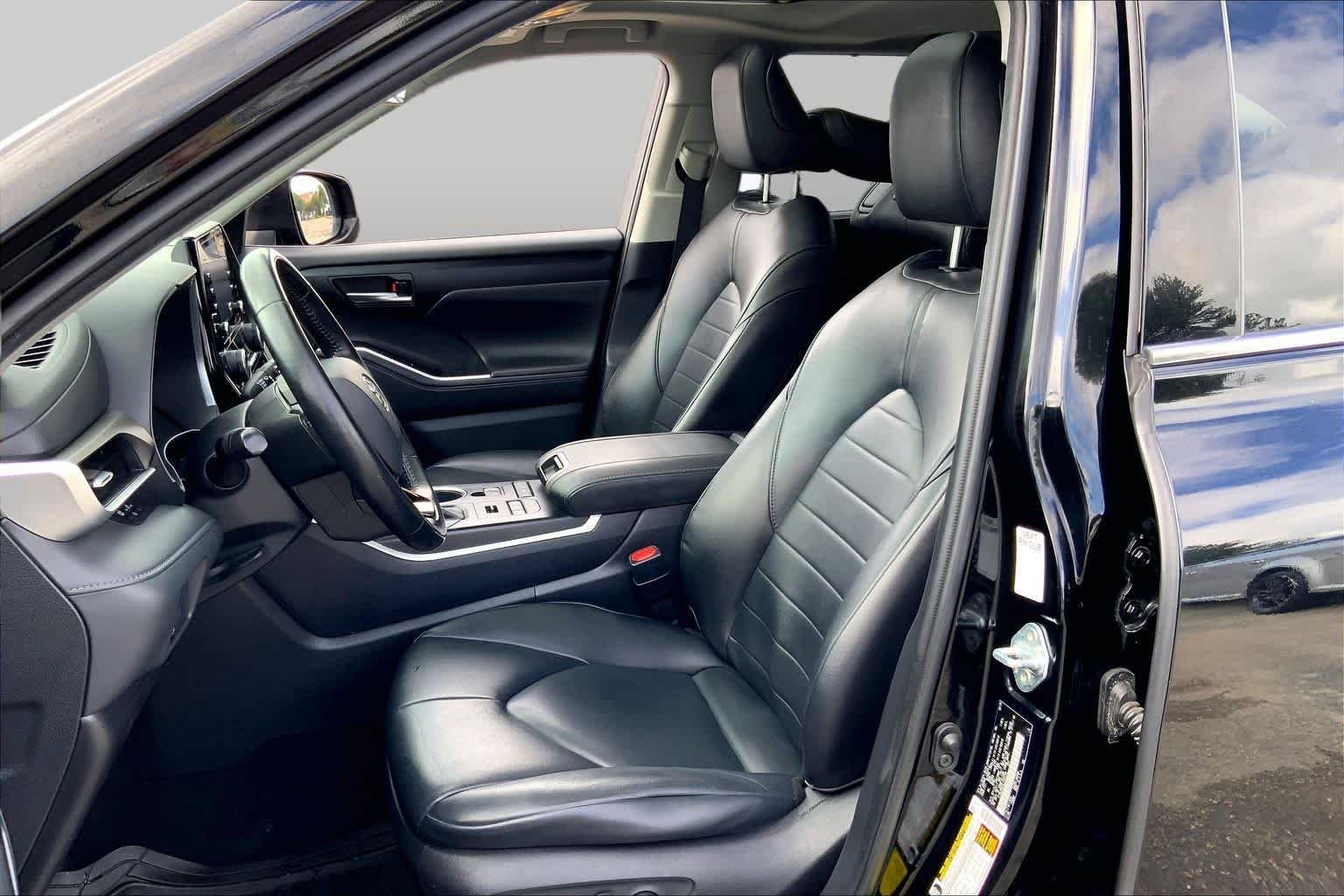 Used 2020 Midnight Black Metallic Toyota XLE image 8