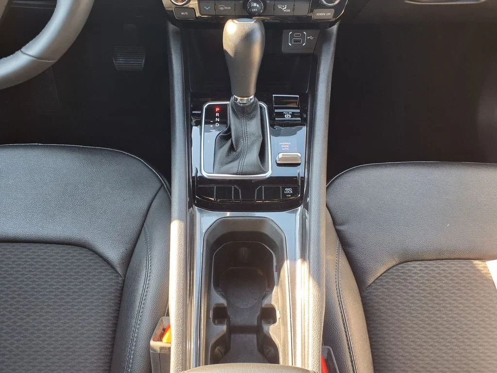 Used 2025 White Jeep Latitude image 28