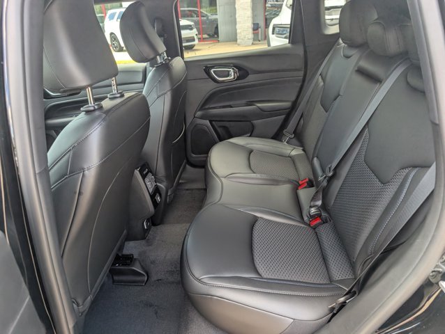 New 2026 Diamond Black Crystal Pearl-Coat Exterior Paint Jeep Latitude Altitude image 11
