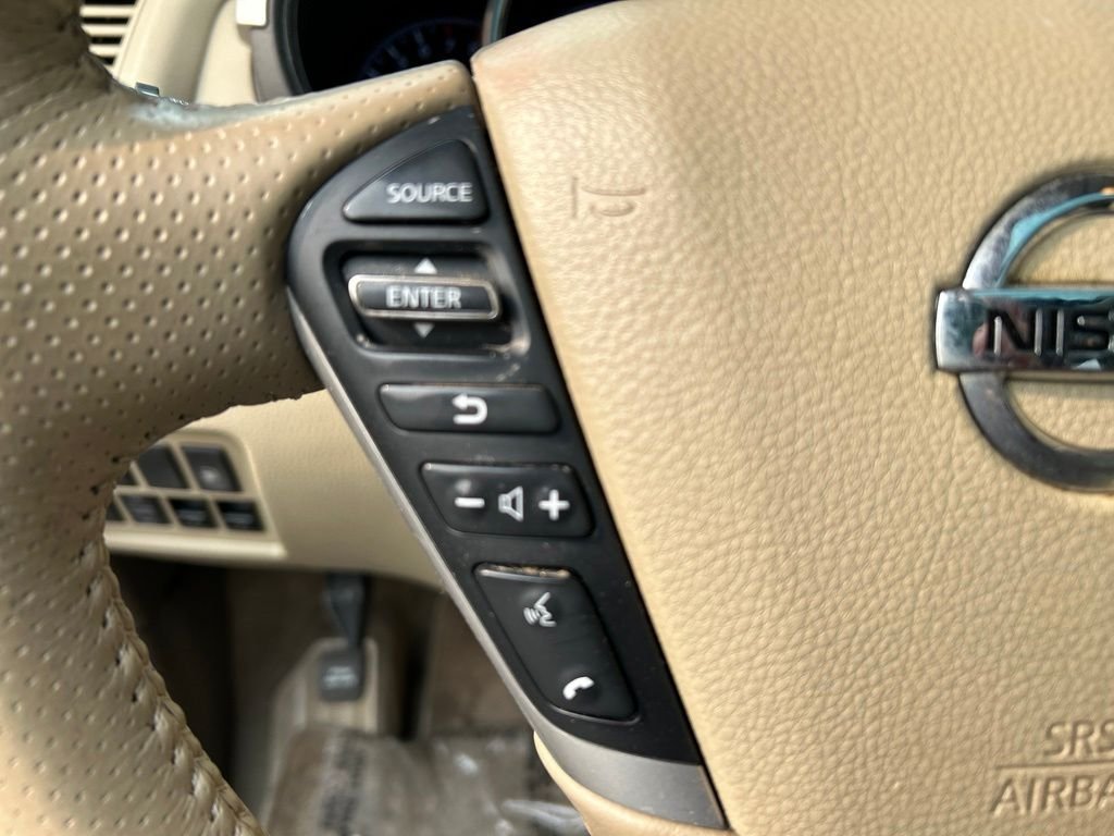 Used 2011 Red Nissan SL image 18