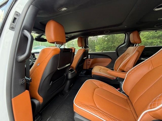 New 2026 Bright White Clear-Coat Exterior Paint Chrysler  image 21