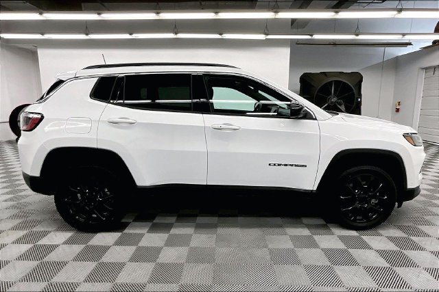 Used 2023 Bright White Clearcoat Jeep Latitude Lux image 15