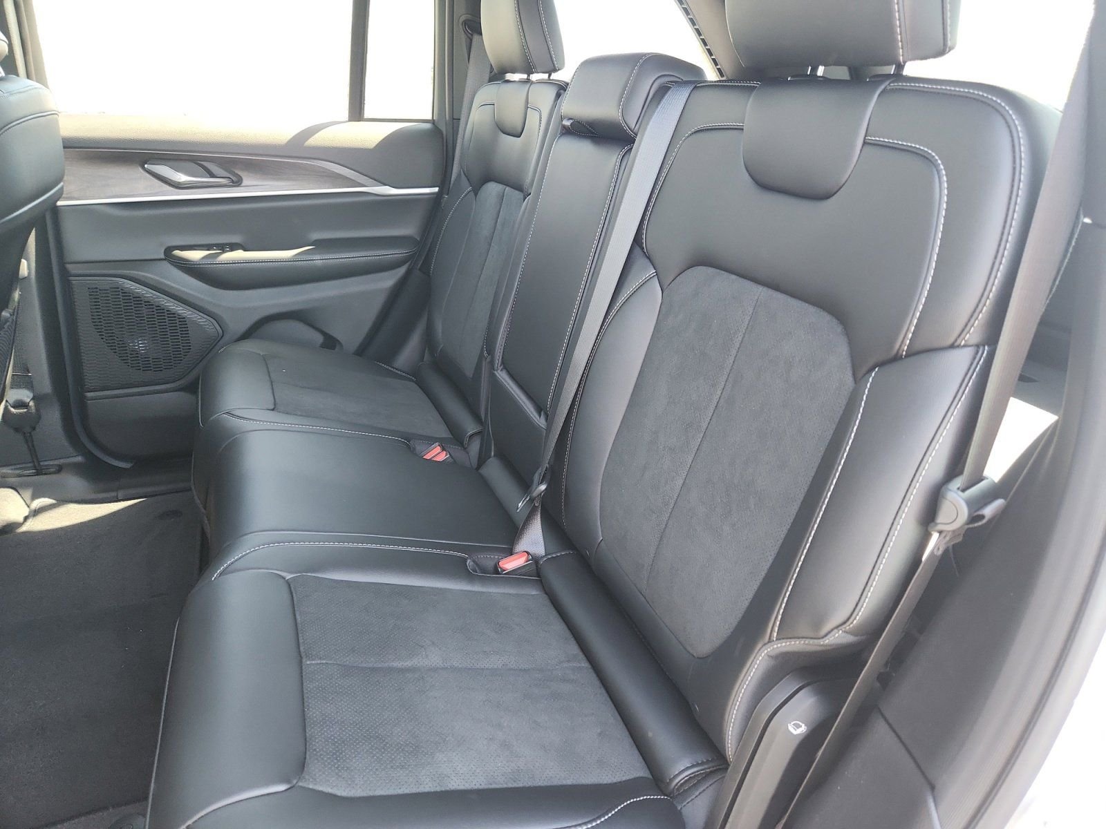 New 2026 Silver Zynith Exterior Paint Jeep Altitude image 13