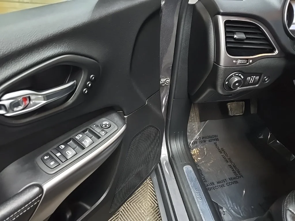 Used 2020 Gray Jeep Limited image 27