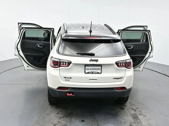 Used 2018 White Clearcoat Jeep Trailhawk image 41